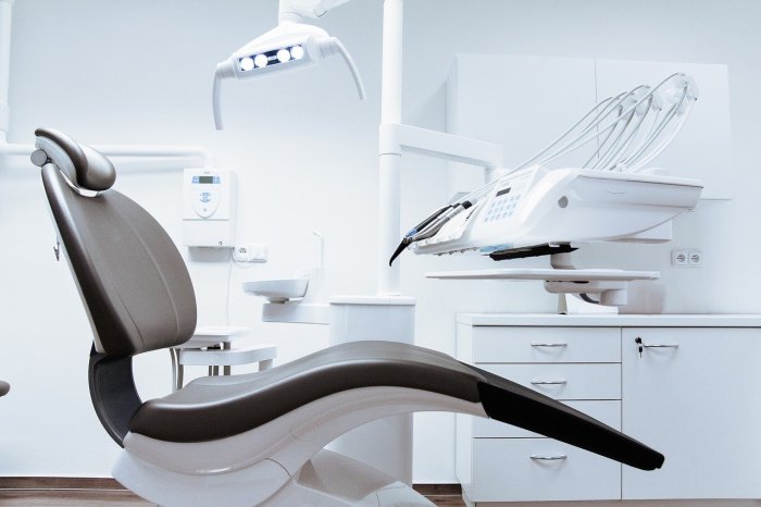 A dentist's chair with a patient in it weighs